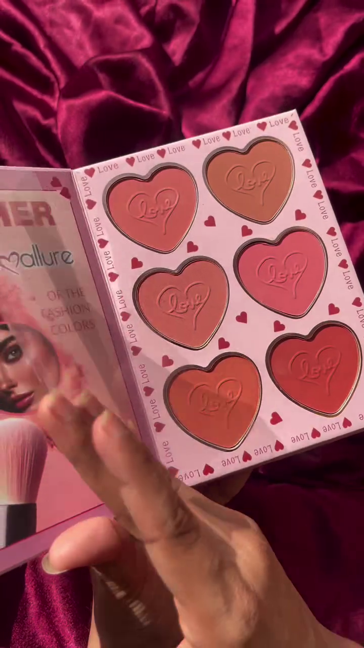 Heart-Shaped Eyeshadow Palette – 25 Color Glitter &amp;amp;amp;amp; Matte Makeup Palette for Romantic Eye Looks